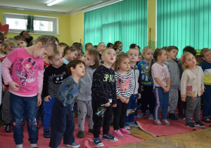 Dzieci naśladują ruchy tancerzy